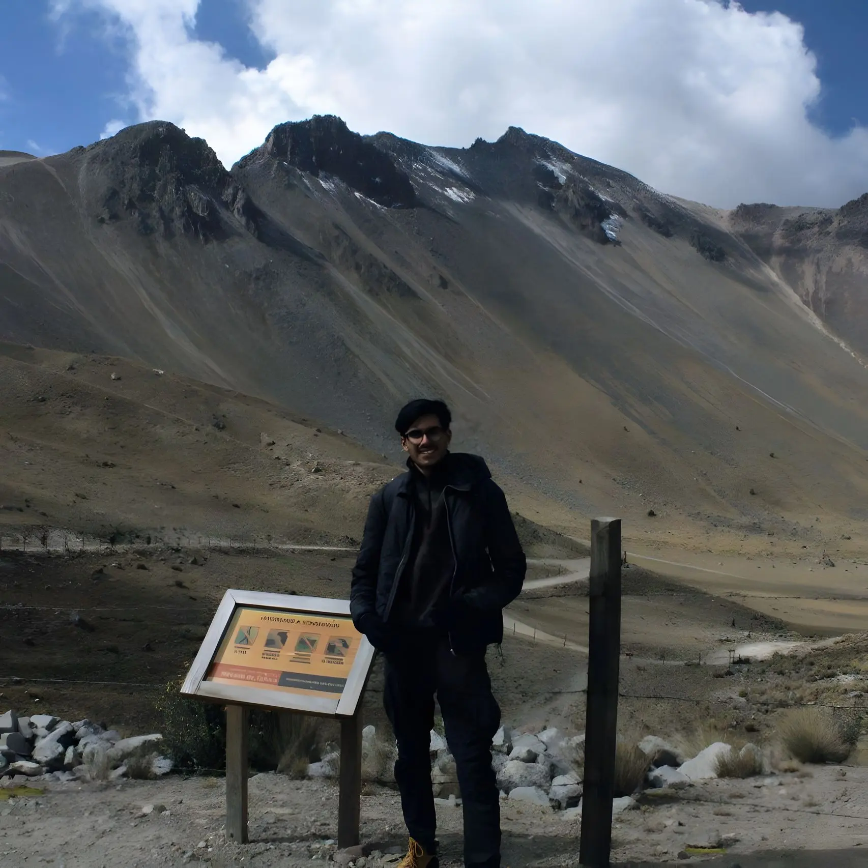 Fotografía mía de cuerpo completo con grandes montañas de fondo.